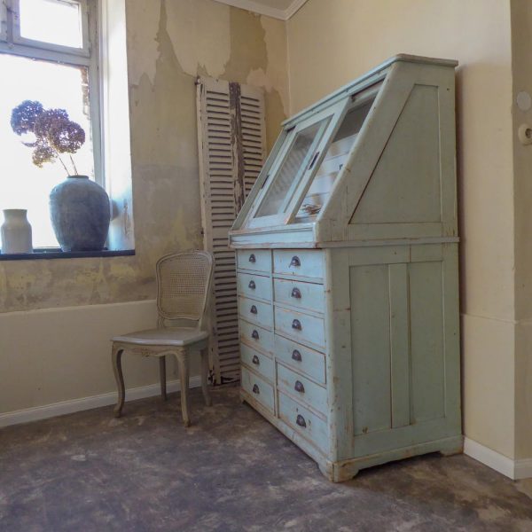 Antike Kommode mit Glasaufsatz / Bleu – SiRiPiRi